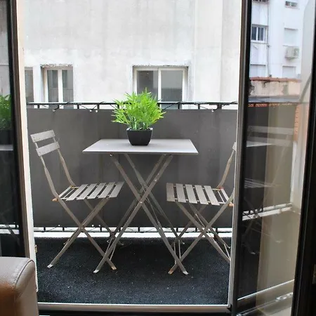 2 Pieces Rue Hoche Apartment